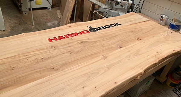 tafel met logo in 2d ingefreesd meubels op maat katwijk