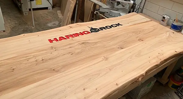 tafel met logo in 2d ingefreesd meubels op maat katwijk